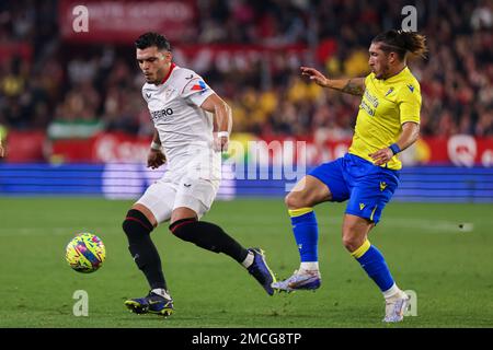 Séville, Séville, Espagne. 21st janvier 2023. Karim Rekik de Sevilla FC concurrence pour le ballon avec Alfonso ''Pacha'' Espino de Cadix CF pendant le match de la Liga Santader entre Sevilla CF et Cadix CF à Ramon Sanchez Pizjuan à Séville, Espagne, sur 21 janvier 2023. (Credit image: © Jose Luis Contreras/DAX via ZUMA Press Wire) USAGE ÉDITORIAL SEULEMENT! Non destiné À un usage commercial ! Crédit : ZUMA Press, Inc./Alay Live News Banque D'Images