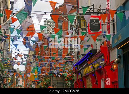 Pubs et drapeaux, Bunkting in Temple Bar, Dame CT, Tyson Clock, bars, St Patricks Day Celebrations, Dublin, Eire, Irlande Banque D'Images