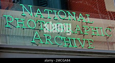 Enseigne au néon de l'archive photographique nationale irlandaise, Meeting House Square, Temple Bar, Dublin, D02 WF85, Eire, Irlande Banque D'Images
