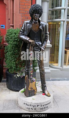 Philip P Lynott de Thin Lizzy, statue de bronze, 1949-1986, par Paul Daly, sur Harry Street, (À la sortie de Grafton Street), Dublin 2, Eire, Irlande Banque D'Images