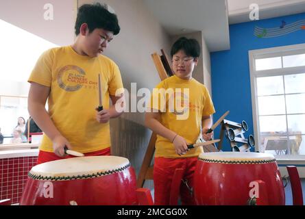 Kirkwood, États-Unis. 21st janvier 2023. Les batteurs Owen Song et Calvin Wong divertissent la foule tandis que les dragons dansent à la Maison magique, tandis que le site célèbre la série de programmes culturels Passeport pour le monde, qui organise une célébration du nouvel an chinois à Kirkwood, Missouri, sur 21 janvier 2023. En Chine, 2023 est l'année du lapin, qui symbolise la chance, la miséricorde, l'élégance et la beauté. L'événement de la Maison magique a présenté l'art et la danse pour inviter bonne chance dans la nouvelle année. Photo par Bill Greenblatt/UPI crédit: UPI/Alay Live News Banque D'Images