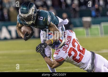 Philadelphie, États-Unis. 21st janvier 2023. Le grand receveur des Philadelphia Eagles DeVonta Smith (6) est attaqué par les New York Giants Corner back Adoree' Jackson (22) lors de la première moitié du match de la NFL Divisional Round Playoff au Lincoln Financial Field à Philadelphie samedi, 21 janvier 2023. Photo de Laurence Kesterson/UPI crédit: UPI/Alay Live News Banque D'Images