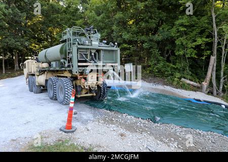 Les soldats des unités de la Brigade d'amélioration de la manœuvre de 149th ont commencé à transporter l'eau de la rivière Trade Water au lac Old City, près de Marion. Les véhicules du système de charge sur palettes (PLS) de l'armée ont transporté quotidiennement des réservoirs de stockage non potable dans le but de déplacer jusqu'à 80 000 gallons d'eau vers le réservoir afin de réduire les risques de chute du lac. De plus, de l'eau embouteillée a également été distribuée à l'Armory Old Marion aux résidents de la ville. Banque D'Images