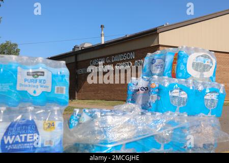 Des bouteilles d'eau sont placées à l'extérieur de l'Amory de la Garde nationale du Kentucky à Marion, Ky., car elles seront distribuées aux résidents locaux dur à la pénurie d'eau 1 juillet 2022. Les soldats des unités de la Brigade d'amélioration de la manœuvre de 149th ont commencé à transporter l'eau de la rivière Trade Water au lac Old City, près de Marion. Les véhicules du système de charge sur palettes (PLS) de l'armée ont transporté quotidiennement des réservoirs de stockage non potable dans le but de déplacer jusqu'à 80 000 gallons d'eau vers le réservoir afin de réduire les risques de chute du lac. De plus, de l'eau embouteillée a également été distribuée à l'Armory Old Marion aux résidents de la ville Banque D'Images