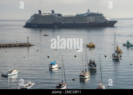 Un bateau de croisière est ancré juste à l'extérieur du port de Catalina Island ou d'Avalon. Les passagers doivent effectuer des appels d'offres pour se rendre à terre. Banque D'Images