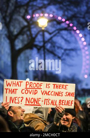 Londres, Royaume-Uni. 21st janvier 2023. Un manifestant tient un écriteau qui pose des questions sur l'efficacité du vaccin Covid-19 en dehors de Downing Street. Des centaines de personnes du mouvement de la liberté étaient présentes pour apporter leur soutien et écouter les récits émouvant de première main sur les vies et la santé ruinées à la suite de la vaccination contre le Covid-19. Une procession silencieuse menée par certains des blessés en fauteuil roulant s'est rendue à Downing Street où des centaines de roses blanches ont été jetées au-dessus des portes. (Photo de Martin Pope/SOPA Images/Sipa USA) crédit: SIPA USA/Alay Live News Banque D'Images