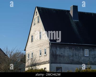 AsBest feuilles comme revêtement sur un ancien bâtiment dans une zone rurale en Allemagne de l'est. Matériau dangereux qui provoque l'amiantose causée par la fibre toxique Banque D'Images