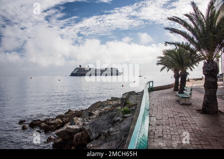 Un bateau de croisière est ancré juste à l'extérieur du port de Catalina Island ou d'Avalon. Les passagers doivent effectuer des appels d'offres pour se rendre à terre. Banque D'Images