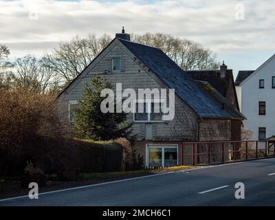 Ciment d'amiante sur le bâtiment résidentiel. Matière dangereuse comme revêtement d'une maison dans une zone rurale. Architecture en Allemagne de l'est. Banque D'Images