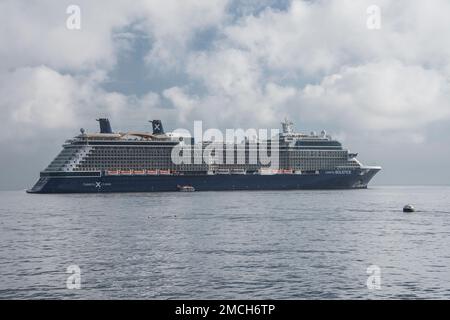 Un bateau de croisière est ancré juste à l'extérieur du port de Catalina Island ou d'Avalon. Les passagers doivent effectuer des appels d'offres pour se rendre à terre. Banque D'Images