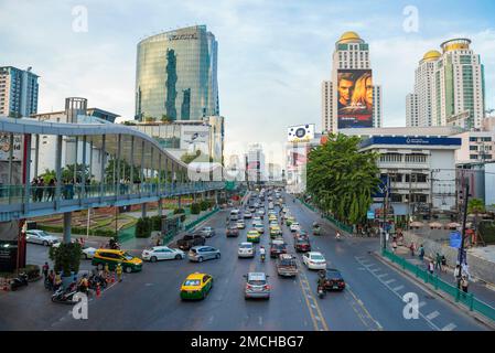 BANGKOK, THAÏLANDE - 02 JANVIER 2019 : vue sur la rue de Ratchadamri Road. Bangkok moderne Banque D'Images