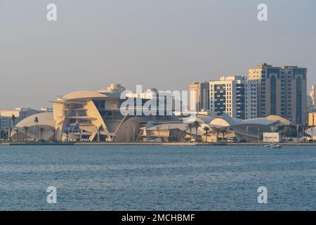 Musée national du Qatar vu de l'ancien port de Doha. Banque D'Images