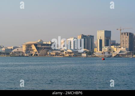 Musée national du Qatar vu de l'ancien port de Doha. Banque D'Images