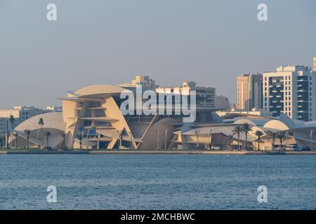 Musée national du Qatar vu de l'ancien port de Doha. Banque D'Images
