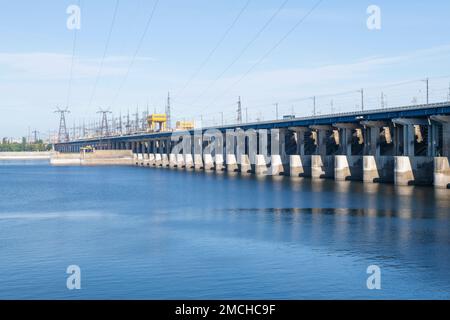 Vue sur le barrage hydroélectrique de la Volga par une journée ensoleillée. Volgograd, Russie Banque D'Images