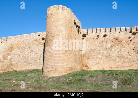 Mur de la forteresse avec tour en gros plan. Un fragment des structures défensives de l'ancienne forteresse de Naryn-Kala. Derbent, Russie Banque D'Images