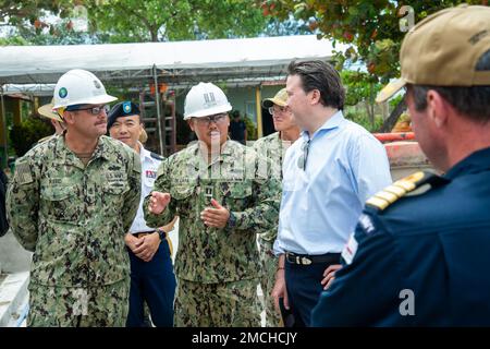 TUY HOA, Vietnam (3 juillet 2022) – M. Marc Knapper, ambassadeur des États-Unis au Vietnam (au milieu à droite), s'entretient avec les ingénieurs principaux du projet de construction de l'école primaire Lam son à l'appui du Partenariat Pacifique 2022. En 17th ans, le Partenariat Pacifique est la plus importante mission multinationale annuelle d'aide humanitaire et de préparation aux secours en cas de catastrophe menée dans l'Indo-Pacifique. Banque D'Images