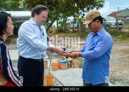 TUY HOA, Vietnam (3 juillet 2022) – M. Marc Knapper, ambassadeur des États-Unis au Vietnam, remet une pièce à la directrice de l'école primaire Lam son à l'appui des initiatives d'ingénierie du Partenariat Pacifique 2022. En 17th ans, le Partenariat Pacifique est la plus importante mission multinationale annuelle d'aide humanitaire et de préparation aux secours en cas de catastrophe menée dans l'Indo-Pacifique. Banque D'Images
