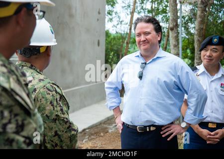 TUY HOA, Vietnam (3 juillet 2022) – M. Marc Knapper, ambassadeur des États-Unis au Vietnam, parle avec les États-Unis Des soldats de la Marine affectés au bataillon mobile de construction navale 3 (NMCB 3) et au bataillon de construction amphibie 1 (ACB 1) au site de construction de l'école primaire Lam son à l'appui du Pacific Partnership 2022. En 17th ans, le Partenariat Pacifique est la plus importante mission multinationale annuelle d'aide humanitaire et de préparation aux secours en cas de catastrophe menée dans l'Indo-Pacifique. Banque D'Images