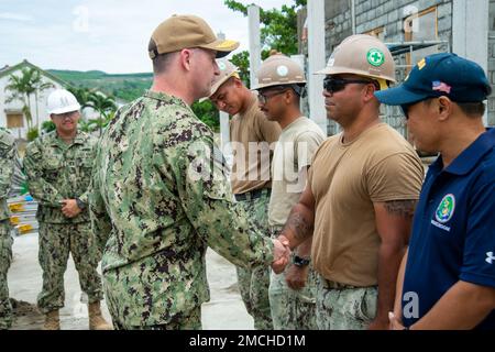 TUY HOA, Vietnam (3 juillet 2022) – le sous-ministre adjoint Mark Melson, commandant de la Force opérationnelle 73, salue les États-Unis Des soldats de la Marine affectés au bataillon mobile de construction navale 3 (NMCB 3) et au bataillon de construction amphibie 1 (ACB 1) du site de génie du Pacific Partnership 2022, Lam son Primary School. En 17th ans, le Partenariat Pacifique est la plus importante mission multinationale annuelle d'aide humanitaire et de préparation aux secours en cas de catastrophe menée dans l'Indo-Pacifique. Banque D'Images