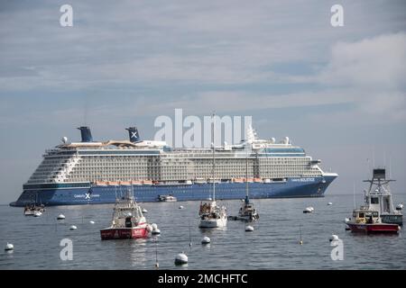 Un bateau de croisière est ancré juste à l'extérieur du port de Catalina Island ou d'Avalon. Les passagers doivent effectuer des appels d'offres pour se rendre à terre. Banque D'Images