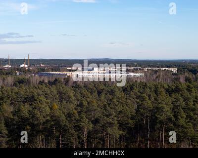 Bâtiments résidentiels à Weißwasser à côté de la forêt. Vue depuis la tour d'observation à côté de la zone d'extraction de charbon brun. Paysage panoramique. Banque D'Images