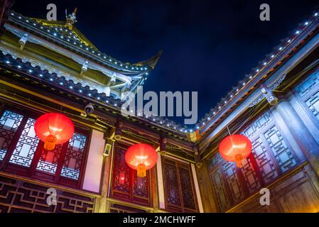 Lanternes chinoises rouges accrochées dans un bâtiment chinois traditionnel la nuit Banque D'Images