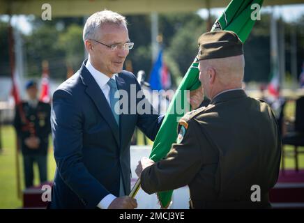 SHAPE, Belgique – SHAPE organise une cérémonie de passation de commandement où le général Christopher Cavoli, Commandant suprême des forces alliées en Europe (SACEUR), prend le commandement du général SACEUR Tod D. Wolters. Au cours de la cérémonie, le général Cavoli est devenu le SACEUR 20th lors d'une cérémonie présidée par le Secrétaire général de l'OTAN, Jens Stoltenberg. (Photo OTAN par Spécialiste des communications de masse 1st classe Brett Dodge) Banque D'Images