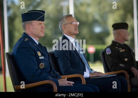 SHAPE, Belgique – SHAPE organise une cérémonie de passation de commandement où le général Christopher Cavoli, Commandant suprême des forces alliées en Europe (SACEUR), prend le commandement du général SACEUR Tod D. Wolters. Au cours de la cérémonie, le général Cavoli est devenu le SACEUR 20th lors d'une cérémonie présidée par le Secrétaire général de l'OTAN, Jens Stoltenberg. (Photo OTAN par Spécialiste des communications de masse 1st classe Brett Dodge) Banque D'Images