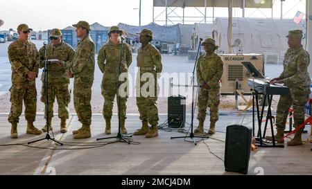 ÉTATS-UNIS Des aviateurs affectés à l'aile expéditionnaire aérienne de 378th chantent à une veillée du jour de l'indépendance à la base aérienne du Prince Sultan, Royaume d'Arabie saoudite, 4 juillet 2022. Cette veillée a eu lieu avant le Carnaval du 4 juillet de la SAEA, pour réfléchir aux défis de notre nation tout en célébrant les triomphes. Banque D'Images