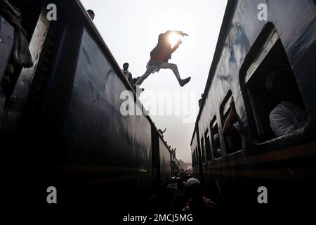 Dhaka, Bangladesh. 22nd janvier 2023. Les navetteurs sautent entre les trains à leur arrivée à une gare, pour se rendre à Akheri Munajat, la dernière supplication pendant Biswa Ijtema à Tongi, Dhaka, Bangladesh. Des millions de dévotés musulmans du monde entier rejoignent l'événement de quatre jours qui culmine dans le Munajat d'Akheri ou la supplication finale (prière finale) dans laquelle les musulmans lèvent les mains devant Allah et prient pour la paix mondiale. C'est la deuxième plus grande congrégation de la communauté musulmane après le pèlerinage à la Mecque pour le Hajj. Credit: Joy Saha/Alamy Live News Banque D'Images
