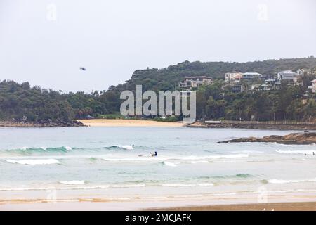 Sydney, Australie. Dimanche 22nd janvier 2023. Le lendemain de la découverte de requins taureaux à Shelly Beach et de l'attaque et de la mort d'un dauphin, un hélicopter de sauvetage survole Shelly Beach tandis que la surveillance des requins se poursuit, Shelly Beach à Sydney, Nouvelle-Galles du Sud, Australie. Credit: martin Berry/Alay Live News Banque D'Images