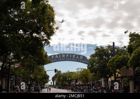 Un relais KC-10 affecté à la base aérienne de Travis, en Californie, effectue un survol pour commencer la « parade de l'indépendance » à Fairfield, en Californie, au 4 juillet 2022. Le survol a également servi de vol d'entraînement, ce qui a permis à l'équipage du KC-10 de maintenir ses compétences. Banque D'Images