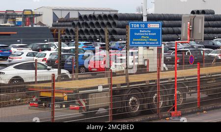 Kehl, Allemagne. 19th janvier 2023. Vue sur les installations de la Badische Stahlwerke GmbH (BSW). La métropole alsacienne de Strasbourg et la ville allemande voisine de Kehl font pression sur leur projet d'utilisation conjointe de la chaleur résiduelle. La chaleur résiduelle de Badische Stahlwerke GmbH (BSW) va chauffer des milliers de foyers à Strasbourg à l'avenir. (À dpa: 'Strasbourg et Kehl font avancer avec Heat Alliance') Credit: Christian Böhmer/dpa/Alamy Live News Banque D'Images