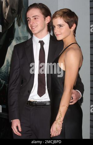 Emma Watson et son frère Alex Watson assistent à la première de Warner Bros. Images 'Harry Potter et les hilades de Deathly-partie 1' au Hall Alice Tully du Lincoln Center à New York sur 15 novembre 2010. Crédit photo : Henry McGee/MediaPunch Banque D'Images