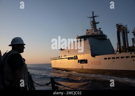 220704-N-DH616-0020 COMMANDEMENT DE LA MER MÉDITERRANÉE (4 juillet 2022) le chef de commandement Morgan Jones agit comme officier de sécurité lors d'un réapprovisionnement en mer avec le navire de soutien logistique de la classe Vulcano DE la Marine italienne SON Vulcano (A5335) à bord du destroyer de missile guidé de classe Arleigh Burke USS Forrest Sherman (DDG 98). Forrest Sherman est le navire amiral du Groupe maritime permanent de l’OTAN deux (SNMG2), un groupe de travail intégré multinational qui projette un rappel constant et visible de la solidarité et de la cohésion de l’Alliance à flot et fournit à l’Alliance une capacité maritime continue pour accomplir un large éventail de tâches Banque D'Images