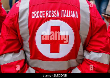 Dos de la veste d'un employé de la Croix-Rouge italienne, Croce Rossa Italiana. Banque D'Images