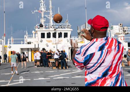 MER DE CHINE DU SUD (5 juillet 2022) – Hôpital Corpsman classe 3rd Joshua Ikpejack, de long Beach, Californie, met en cache un ballon de football lors d'une célébration du 4 juillet à bord du navire de l'hôpital militaire Sealift Command USNS Mercy (T-AH 19) alors qu'il était en cours pour le Pacific Partnership 2022. En 17th ans, le Partenariat Pacifique est la plus importante mission multinationale annuelle d'aide humanitaire et de préparation aux secours en cas de catastrophe menée dans l'Indo-Pacifique. Banque D'Images