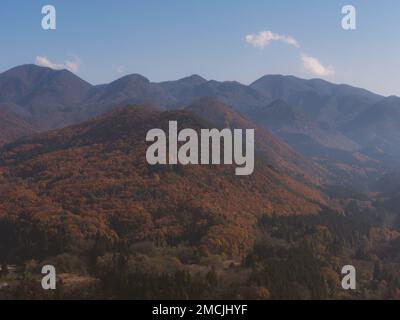 Les montagnes en automne dans le nord du Japon. Ceci est pris des temples et des sanctuaires de Yamadera. Couleurs rouge, orange et d'automne entourant les multiples Banque D'Images