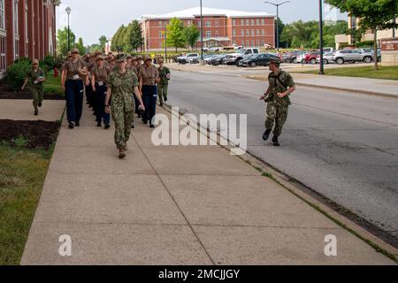 220705-N-ZW825-0074 GRANDS LACS, ILLINOIS (5 juillet 2022) corps d'instruction des officiers de la Réserve navale (NROTC) Nouveau candidat à l'endoctrinement d'étudiants (NSI) de milieu de navire marche dans les rangs du Commandement de l'instruction du recrutement (RTC), 5 juillet. À la fin de l'INS, les candidats débuteront leur première année du programme NROTC dans les collèges et universités de tout le pays cet automne. NSI est un programme d'endoctrinement hébergé au CCF, et fournit aux sages-navires une orientation commune en matière d'entraînement militaire. NSI offre une formation de base sur cinq principes fondamentaux de la lutte contre les incendies, la lutte contre les dommages, la matelerie, l'horlogerie et les petits Banque D'Images