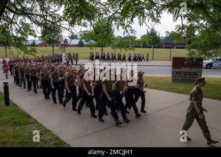 220705-N-ZW825-0178 GRANDS LACS, ILLINOIS (5 juillet 2022) corps d'instruction des officiers de la Réserve navale (NROTC) Nouveau candidat à l'endoctrinement d'étudiants (NSI) de milieu de navire marche dans les rangs du Commandement de l'instruction du recrutement (RTC), 5 juillet. À la fin de l'INS, les candidats débuteront leur première année du programme NROTC dans les collèges et universités de tout le pays cet automne. NSI est un programme d'endoctrinement hébergé au CCF, et fournit aux sages-navires une orientation commune en matière d'entraînement militaire. NSI offre une formation de base sur cinq principes fondamentaux de la lutte contre les incendies, la lutte contre les dommages, la matelerie, l'horlogerie et les petits Banque D'Images