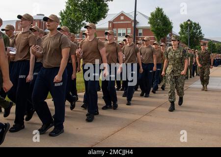 220705-N-ZW825-0138 GRANDS LACS, ILLINOIS (5 juillet 2022) corps d'instruction des officiers de la Réserve navale (NROTC) Nouveau candidat à l'endoctrinement d'étudiants (NSI) de milieu de navire marche dans les rangs du Commandement de l'instruction du recrutement (RTC), 5 juillet. À la fin de l'INS, les candidats débuteront leur première année du programme NROTC dans les collèges et universités de tout le pays cet automne. NSI est un programme d'endoctrinement hébergé au CCF, et fournit aux sages-navires une orientation commune en matière d'entraînement militaire. NSI offre une formation de base sur cinq principes fondamentaux de la lutte contre les incendies, la lutte contre les dommages, la matelerie, l'horlogerie et les petits Banque D'Images