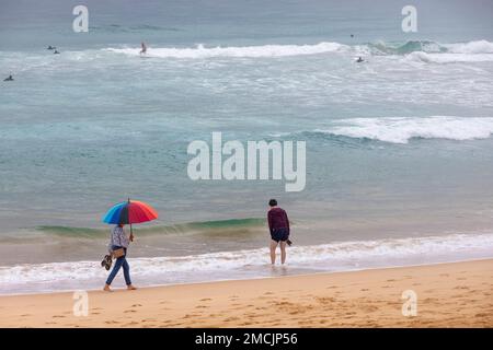 Sydney, Australie. Manly Beach, Sydney, Australie, dimanche 22nd janvier 2023. La pluie et le temps humide de la nina pendant l'été à Sydney, combinés à des courants dangereux au large de la côte et à une attaque de requins d'antan à Shelly Beach, donnent lieu à une Manly Beach Sydney presque déserte. Credit: martin Berry/Alay Live News Banque D'Images