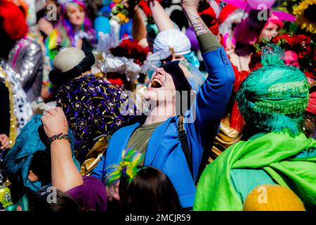 Célébrant dans les rues bondées pendant le défilé de marche (Krewe de Sainte Anne) pendant Mardi gras à la Nouvelle-Orléans Banque D'Images