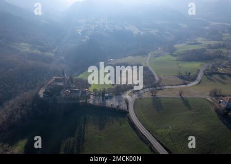 Morfasso, Piacenza, Émilie-Romagne, Italie Drone vue sur notre-Dame de Lourdes Grotto - Paroisse de Sperongia et collines une journée ensoleillée Banque D'Images