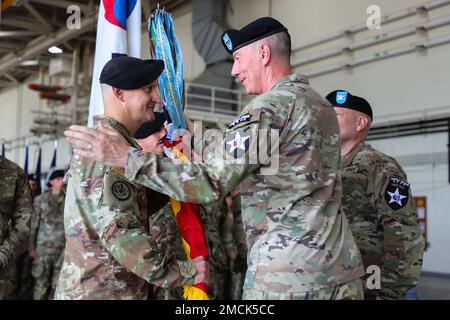 L'Artillerie de la Division d'infanterie de 2nd a mené une cérémonie de passation de commandement 6 juillet 2022 sur le camp Humphreys, République de Corée. Le colonel David Pasquale, le commandant sortant, a cédé ses responsabilités au colonel Alexander Lee pendant la cérémonie. Banque D'Images