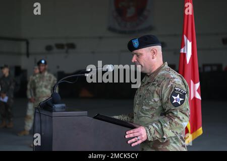 L'Artillerie de la Division d'infanterie de 2nd a mené une cérémonie de passation de commandement 6 juillet 2022 sur le camp Humphreys, République de Corée. Le colonel David Pasquale, le commandant sortant, a cédé ses responsabilités au colonel Alexander Lee pendant la cérémonie. Banque D'Images