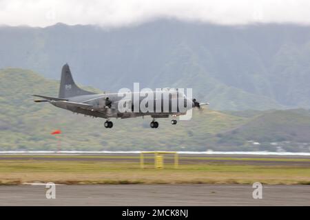 BAIE KANOHE, Hawaï (6 juillet 2022) Un CP-140 Aurora de la Force aérienne royale du Canada, du 407 e Escadron de patrouille à long rayon d’action, arrive à la base du corps de Marine, à Hawaï, dans la baie Kaneohe, à Hawaï (6 juillet), pour la région de la côte du Pacifique (RIMPAC) 2022. Les équipages effectueront des missions de surveillance, de reconnaissance et de renseignement en surface, en sous-sol et en parallèle avec des équipements d'aviation maritime en provenance de l'Australie, de l'Inde, du Japon, de la République de Corée et des États-Unis Vingt-six nations, 38 navires, quatre sous-marins, plus de 170 avions et 25 000 membres du personnel participent au RIMPAC de 29 juin jusqu'au 4 août dans et autour des îles hawaïennes et du Sud Banque D'Images