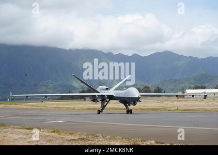 220706-F-IU083-1223 BAIE DE KANEOHE, Hawaï (6 juillet 2022) - Un É.-U. La force aérienne MQ-9 Reaper est affectée aux taxis de l'escadre 49th qui descendent sur une piste à la station aérienne du corps des Marines Kaneohe Bay, à Hawaï, pendant la Rim of the Pacific (RIMPAC) 2022. Les navires sans pilote et télécommandés étendent la capacité des capteurs de plate-forme télécommandés interconnectés pour améliorer la capacité de la force multinationale. Vingt-six nations, 38 navires, quatre sous-marins, plus de 170 avions et 25 000 membres du personnel participent au programme RIMPAC de 29 juin au 4 août dans les îles hawaïennes et dans le sud de la Californie. Le plus grand i au monde Banque D'Images