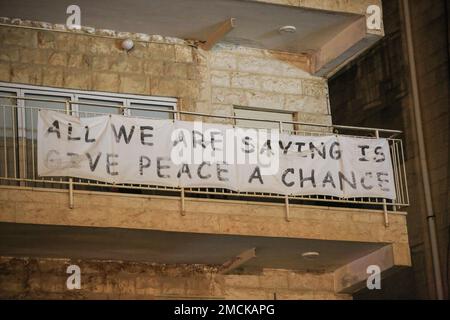 Jérusalem, Israël. 21st janvier 2023. Une bannière qui dit « tout ce que nous disons, c'est de donner une chance à la paix » pendant la manifestation. Des militants israéliens de la paix de gauche et des Palestiniens participent à une manifestation contre les expulsions de maisons dans le quartier de Sheikh Jarrah, annexé par Israël à Jérusalem-est, le nouveau ministre israélien de la sécurité nationale Itamar Ben-Gvir a ordonné au commandant de police de 8 janvier d'autoriser les officiers à retirer les drapeaux palestiniens volant dans les espaces publics. Crédit : SOPA Images Limited/Alamy Live News Banque D'Images